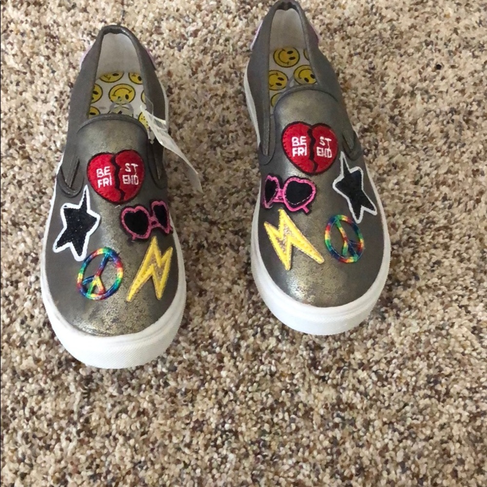 Gil’s tennis shoe